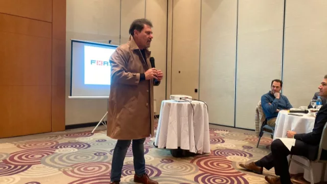 Claudio Zuchovicki desayunó y conversó con empresarios mendocinos