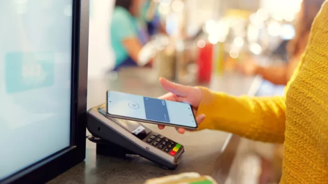 3 de cada 10 jóvenes españoles pagarán directamente con su smartphone durante las rebajas de verano (así lo asegura Adyen)