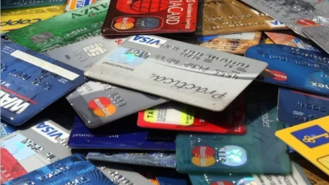 Cada vez más tarjetas de crédito dejan de brindar asistencia al viajero: la alternativa salvadora que pocos conocen 