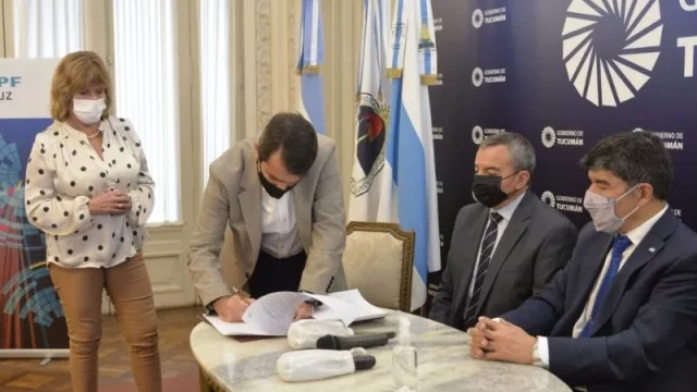 El Gobierno de Tucumán firmó un acuerdo con la empresa YPF Luz para reforzar acciones climáticas