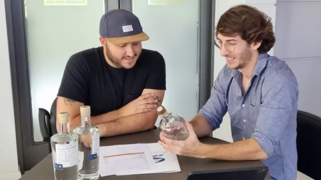 Los mendocinos que invierten en el exterior con un gin a base de jarilla