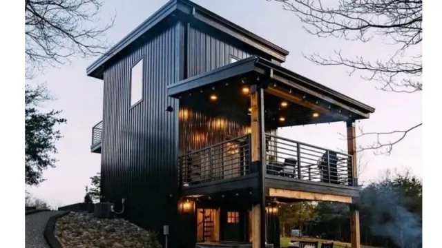 Una elegante casa container de dos pisos con un diseño interior que marca tendencia