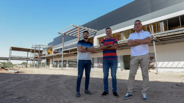 Los desarrolladores de ARGA: Juan Manuel y José Luis Saldaña y el director comercial Ricardo Videla.