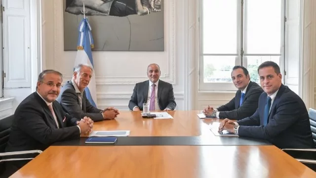 El jefe de Gabinete recibió a directivos de Stellantis, que destacaron el crecimiento de la producción y exportaciones de la industria automotriz