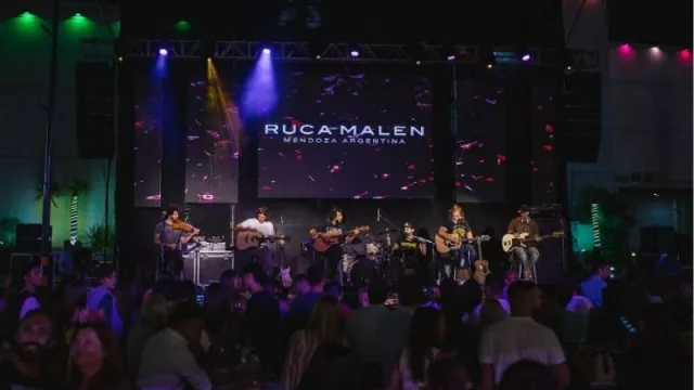 Vendimia y la tradicional pisada de la uva (en el Mendoza Plaza Shopping) 