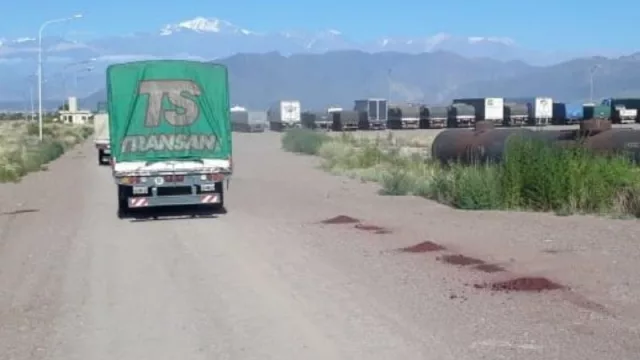 Las nuevas medidas sanitarias tomadas por Chile en la frontera ocasiona dificultades del lado argentino (camiones varados y turistas que pierden reservan)