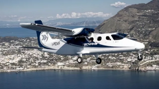 Presentan un avión de última generación (en las renovadas pistas del aeródromo de Rivadavia)