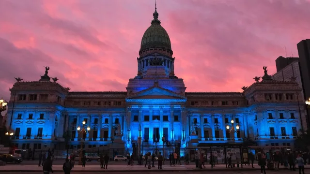 El Congreso, iluminado de azul por el día nacional de las personas sordas