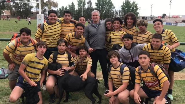Los chicos de Tacurú, campeones de oro de la zona B, con Miguel Bertranou.