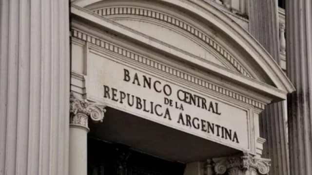 El BCRA ya no compra dólares, pero sigue con poder de fuego para tener el CCL a raya