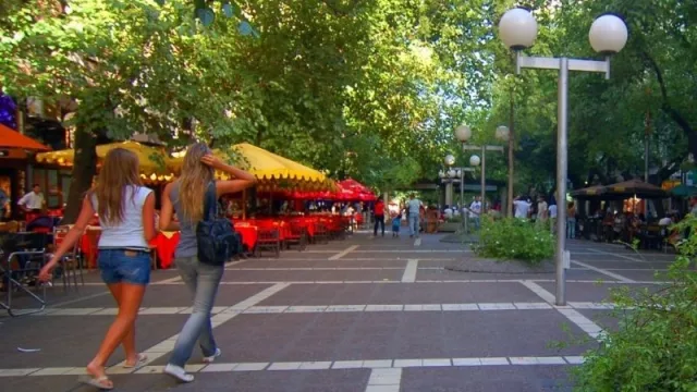 Crisis tras crisis, los negocios del centro mendocino se reinventan