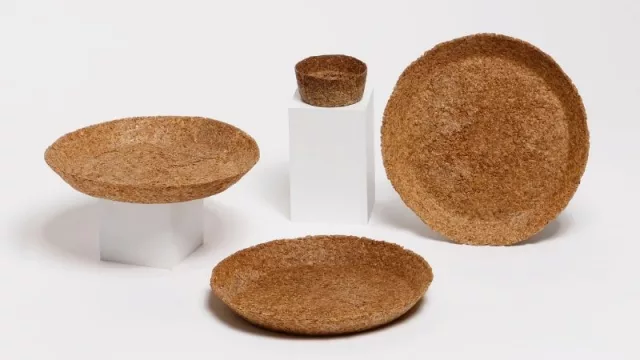 Así es la vajilla biodegradable hecha con cáscara de papa (después de usar, los platos se degradan en la tierra en 30 días)
