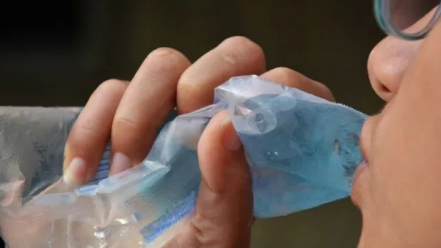 Agua que no has de beber... cómo consumen agua nuestros corresponsales en el mundo (desde el grifo, en botella, ¿en bolsa?)