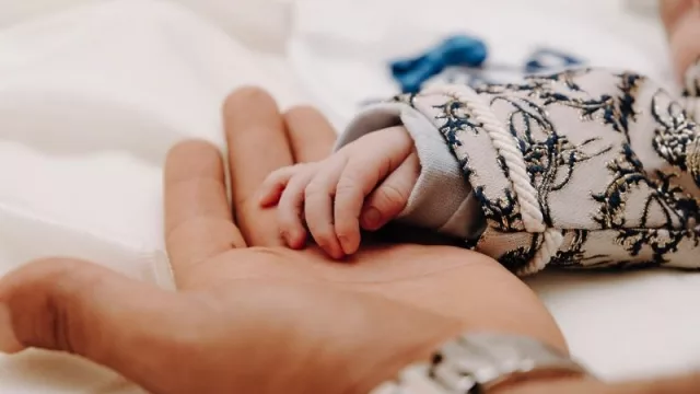 Cuando la pareja de mi ex paga la manutención a mi hijo por la figura del “progenitor afín” (cómo funciona esta figura legal)