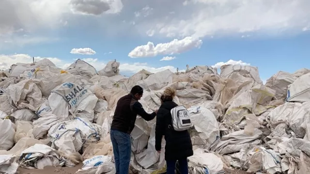 1.925 bolsones de Vaca Muerta se van recuperando gracias a Fracking Design (la marca que hace accesorios a partir de estos desechos)