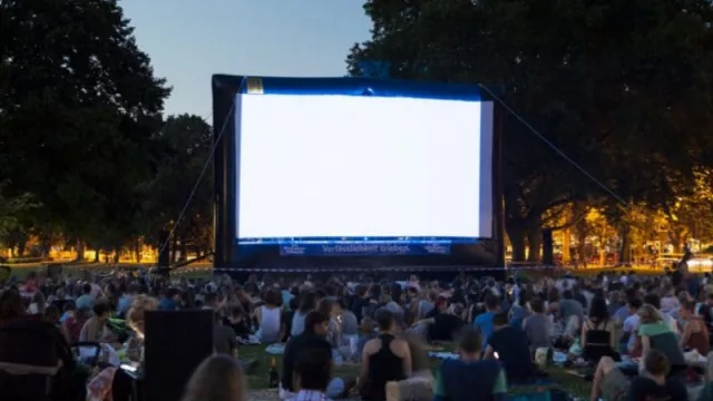 Luz, cámara, acción: los cines ya están abiertos en algunos lugares del mundo (y también los autocines)