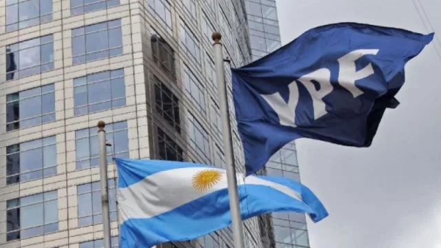 YPF mejoró su oferta de canje de deuda para acordar con BlackRock, Fidelity y Ashmore