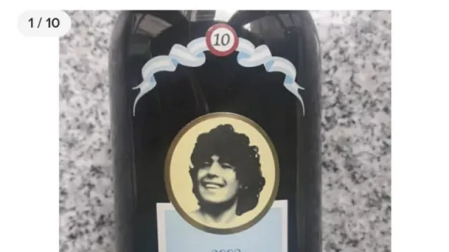 Maradona estampó su nombre en un vino mendocino cosecha 2003:  entonces costaba $15 y hoy  es una pieza de colección que cotiza en alza (hasta $3.500 en Mercado Libre) 