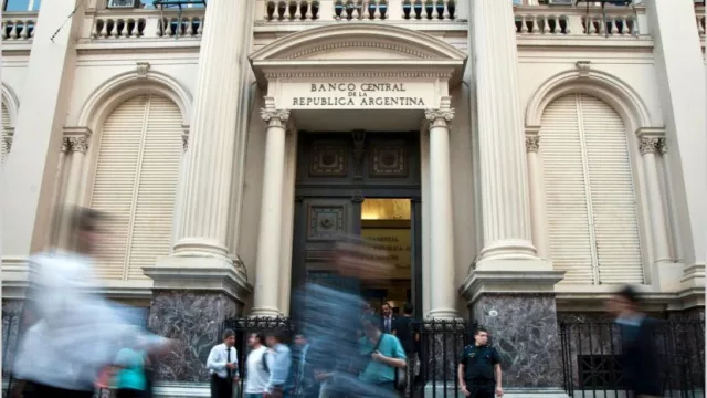 Para subir tasas, obligan a bancos a que 10% de sus depósitos sean a plazo fijo