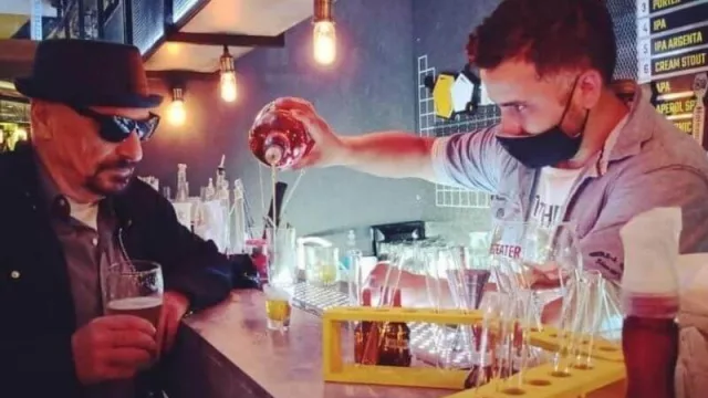 Inédito para Mendoza y Argentina: inauguró el bar temático de la serie de  Breaking Bad en Guaymallén (tragos de laboratorio y hasta un doble)