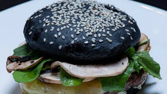 Mendoza ahora es pionera en producir hamburguesas black: otro tentador desafío en tiempos de cuarentena