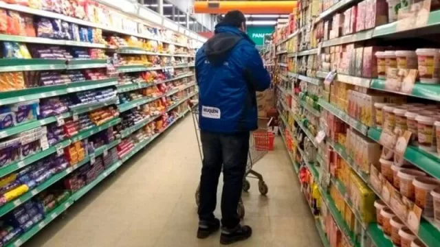 Grandes cadenas de supermercados fueron multadas por vender alimentos vencidos