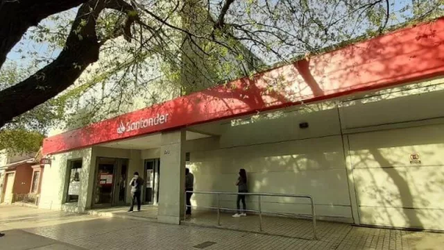 La vedette: este es el nuevo cajero automático que expende dólares en la Quinta Sección 