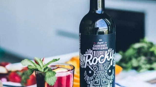 Una bodega mendocina se sale del libreto y propone tragos con Rocky 