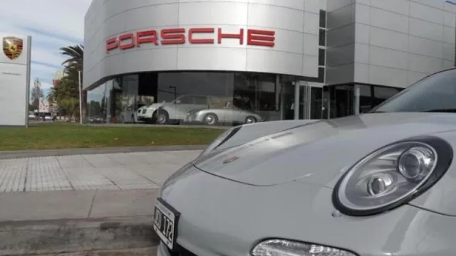 Así lucía el Porsche Center a pleno hace años en Mendoza, en el ingreso a Palmares Open Mall.