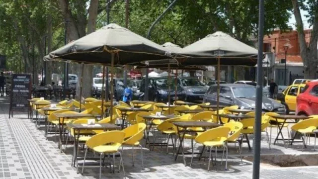 Nueva etapa de cuarentena: cafés se adelantaron y ya atienden sólo en el exterior (cierran clubes y se restringe el espacio en gyms)