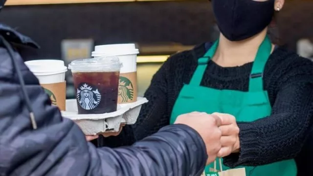 Cortesía de Starbucks en cuarentena: cómo hace el personal de la salud para desayunar gratis en Mendoza