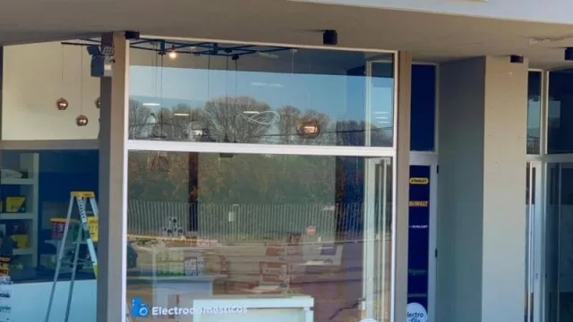 En medio de tantos cierres abre la tienda de iluminación Electroflix (sucursal en Chacras de Coria)