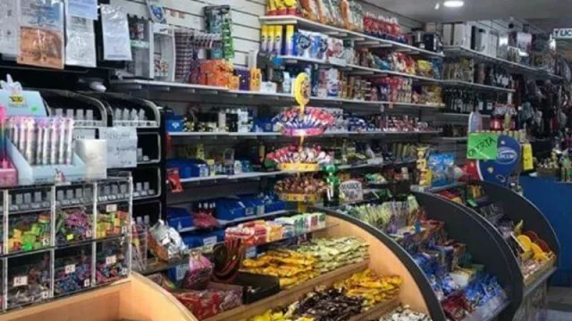 Los drugstores de la Ciudad no podrán vender más bebidas para servir en mesas: fueron equiparados a la categoría “bares”