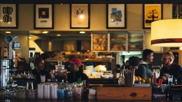 SI a los cafés y restaurantes, pero NO a las juntadas en bares nocturnos: los comercios que podrán seguir abiertos (y los que no)