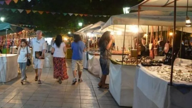 Después de cuatro meses reabre una feria artesanal en Mendoza: vuelve el paseo de la Plaza Independencia (da trabajo a 70 expositores)