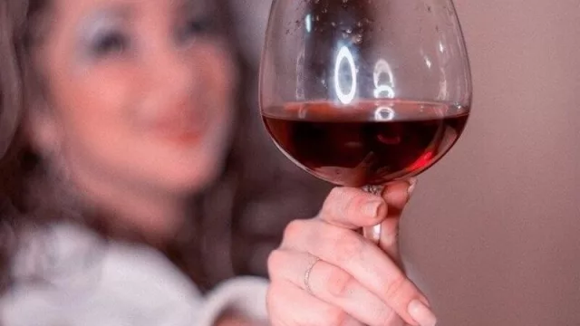 Derribando mitos: en la Argentina, cuatro de cada diez mujeres que consumen vinos prefieren los tintos (antes que blancos, rosados o espumantes)