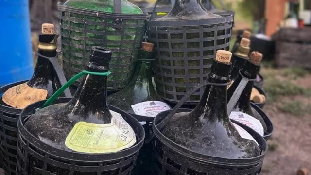 Preparen las damajuanas: Mendoza se subiría a la modalidad que permite al consumidor llevar y recargar botellas en bodegas (estilo "take away")