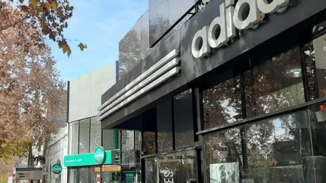 El negocio que la rompe en la Arístides: colas permanentes de media cuadra para poder entrar