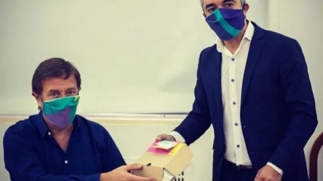 Quién es Renata Würschmidt, la artista mendocina que diseñó el tapaboca del Gobernador Rodolfo Suárez  y personalidades de la política