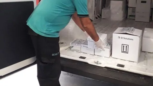 Paso a paso: cómo funciona el servicio de recolección y envío de muestras de COVID-19 que realiza el Malbrán