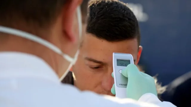 Con un oído en Europa y un ojo aquí, opina...