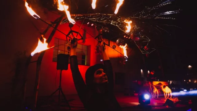 Vinos, arte y música en vivo en Cultural Aurora