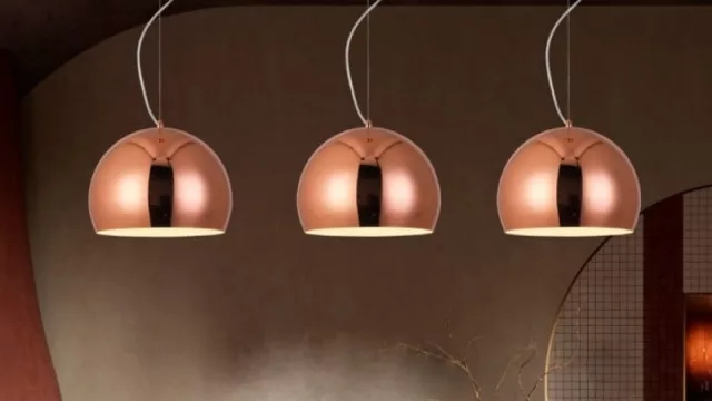 Descripción del producto: Colgante bocha Ø30cm de diámetro, 1Luz E27. Metálico con acabado color cobre brillante, interior blanco para mejor refracción de luz. Altura regulable.