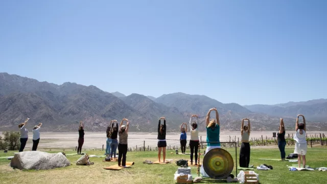 Yoga por los Caminos del Vino arranca su ciclo con destinos a estrenar en Maipú y Luján de Cuyo