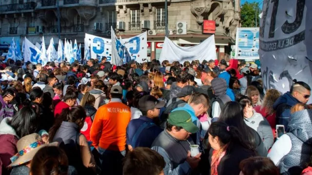 El empleo crece lento y se estanca: el rojo que todavía se mantiene después de 3 años