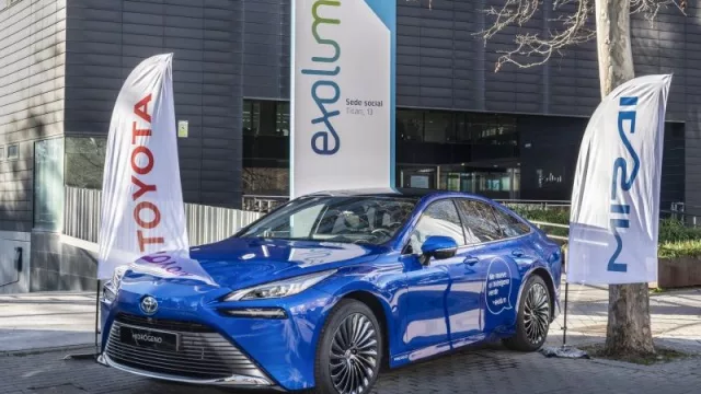 Los autos a hidrógeno llegan a las calles: Toyota entrega a Exolum un Mirai