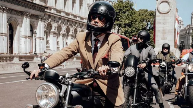 Una campaña diferente: hombres de traje sobre sofisticadas motos en plan de concientizar sobre la prevención del cáncer de próstata