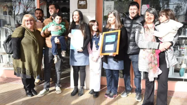 Con más de 60 años en funcionamiento, el Bazar Nogoyá fue homenajeado como comercio histórico (resaltando su dedicación y esfuerzo)