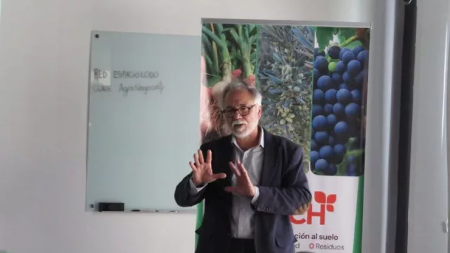 Mendoza y San Juan recibieron al doctor Luis Wall (un experto en salud del suelo), quien dio una serie de charlas a técnicos, productores e investigadores