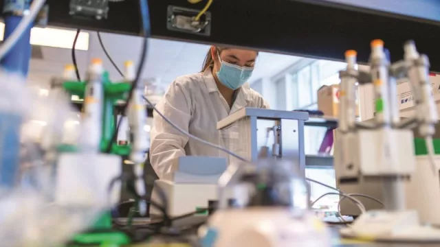 Bioquímicos alertan que la devaluación triplicó costos y amenazan con cortar los servicios